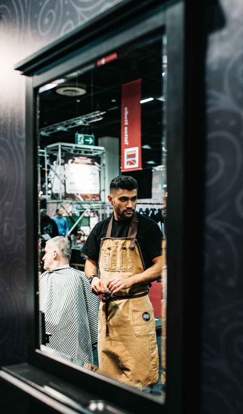 Der Rapper Majoe, Frisur und stabiler Banger Look stimmen zugleich