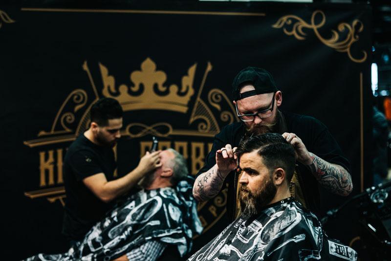 Der Mohawk - die klassische Iro Frisur der Punks der 80’er